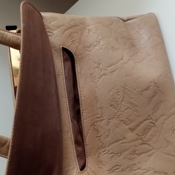 ๐๐ค Tan Handbag | Metallic Closure - Picture 6 of 7